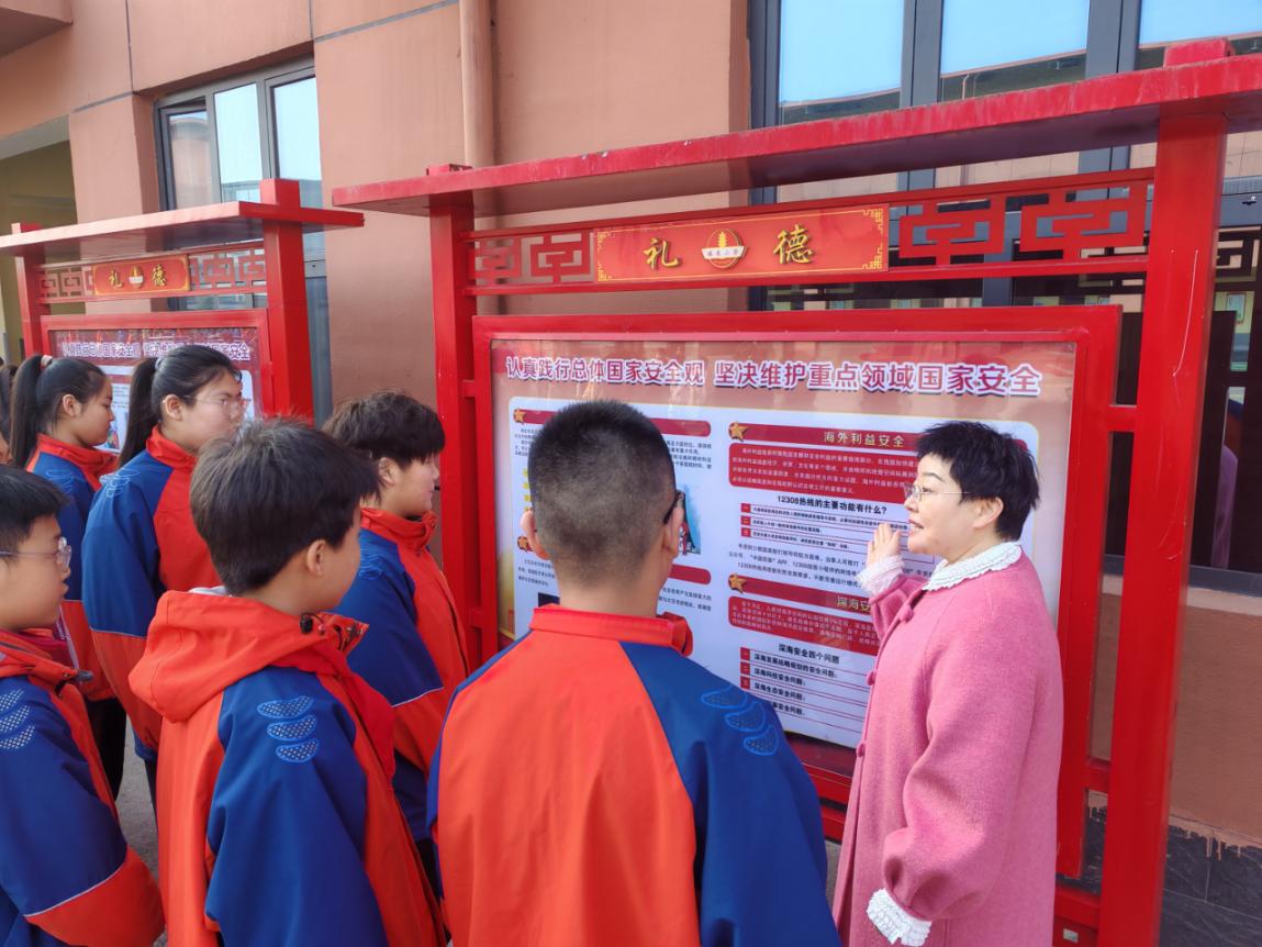 武安市塔東小學教師帶領學生參觀國家安全教育展板。劉政德攝