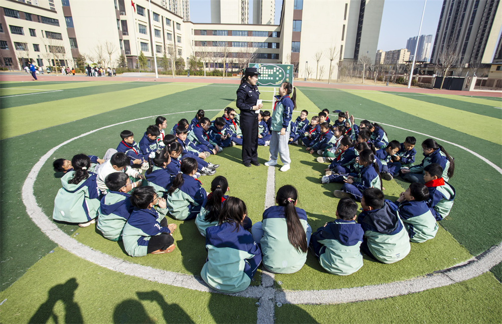 孩子们争抢回答安全知识。聂长青摄