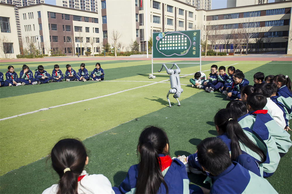 民警利用机器狗，以互动问答形式普及反诈、防欺凌、交通安全等安全知识。聂长青摄