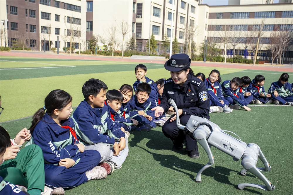 民警利用机器狗,以互动问答形式普及反诈、防欺凌、交通安全等安全知识。聂长青摄