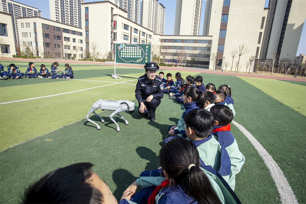 民警利用机器狗,以互动问答形式普及反诈、防欺凌、交通安全等安全知识。聂长青摄