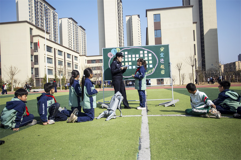 孩子们争抢回答安全知识。聂长青摄