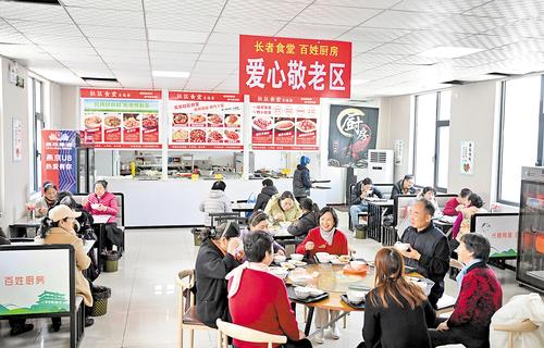 3月9日，邢台市襄都區龍泉社區居民在社區食堂就餐。在城市更新中，龍泉社區在閑置空地上建起社區食堂，方便居民生活。本報記者 趙永輝攝