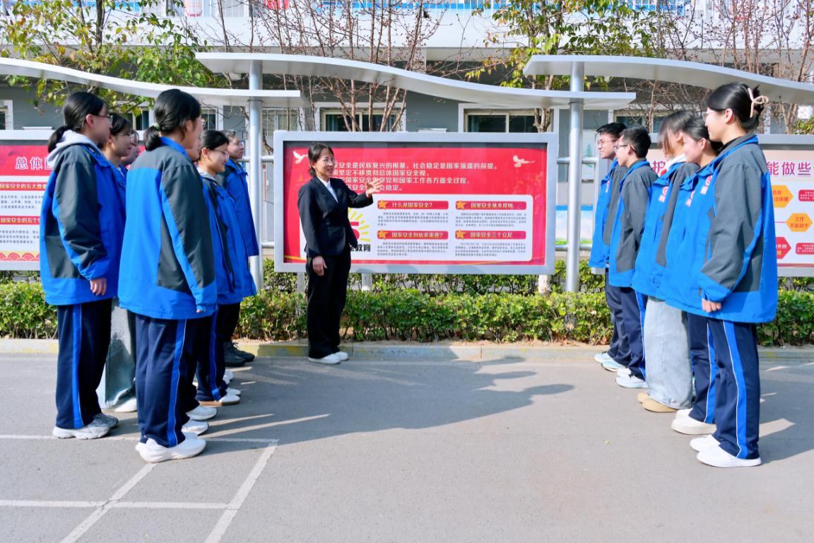 武安市第十中學教師通過宣傳欄向學生普及國家安全知識。溫晉鐸攝