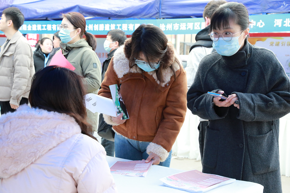3月12日，求职者在招聘会上了解岗位信息。田博摄