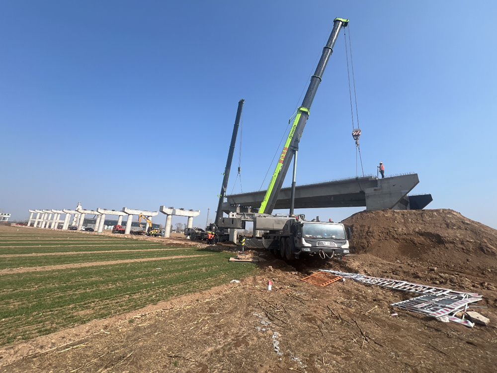衡德高速改扩建项目梁板架设现场。李凤义摄