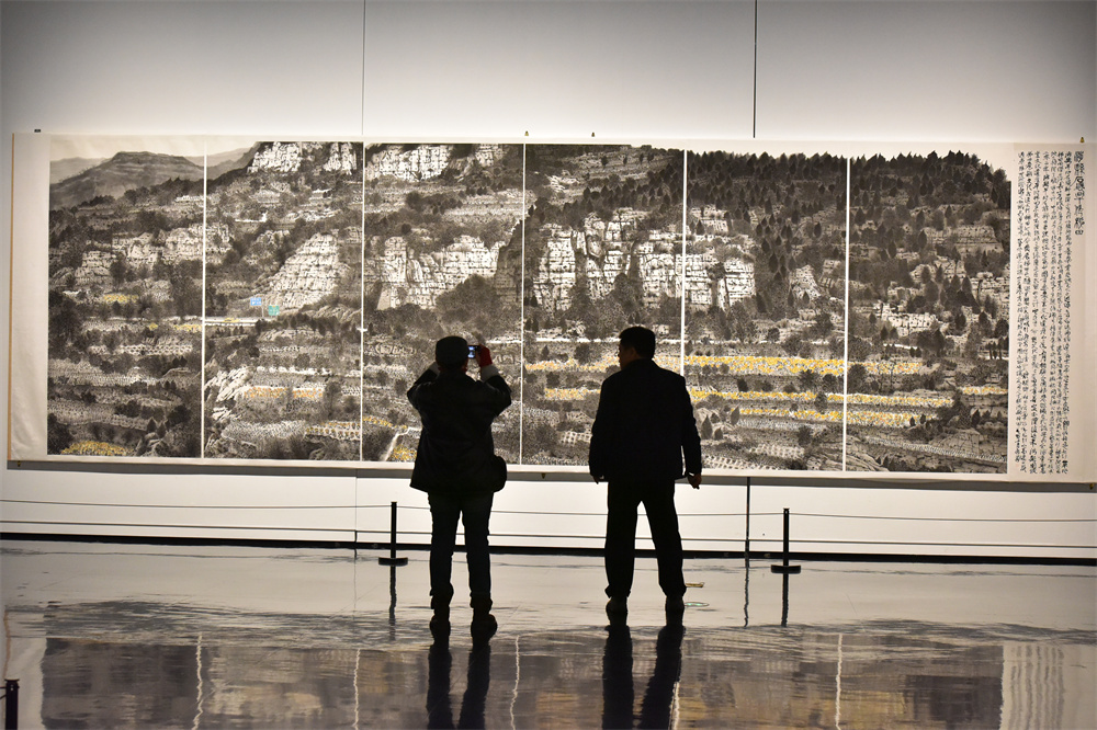 观众在画展欣赏画作。杨彦忠摄