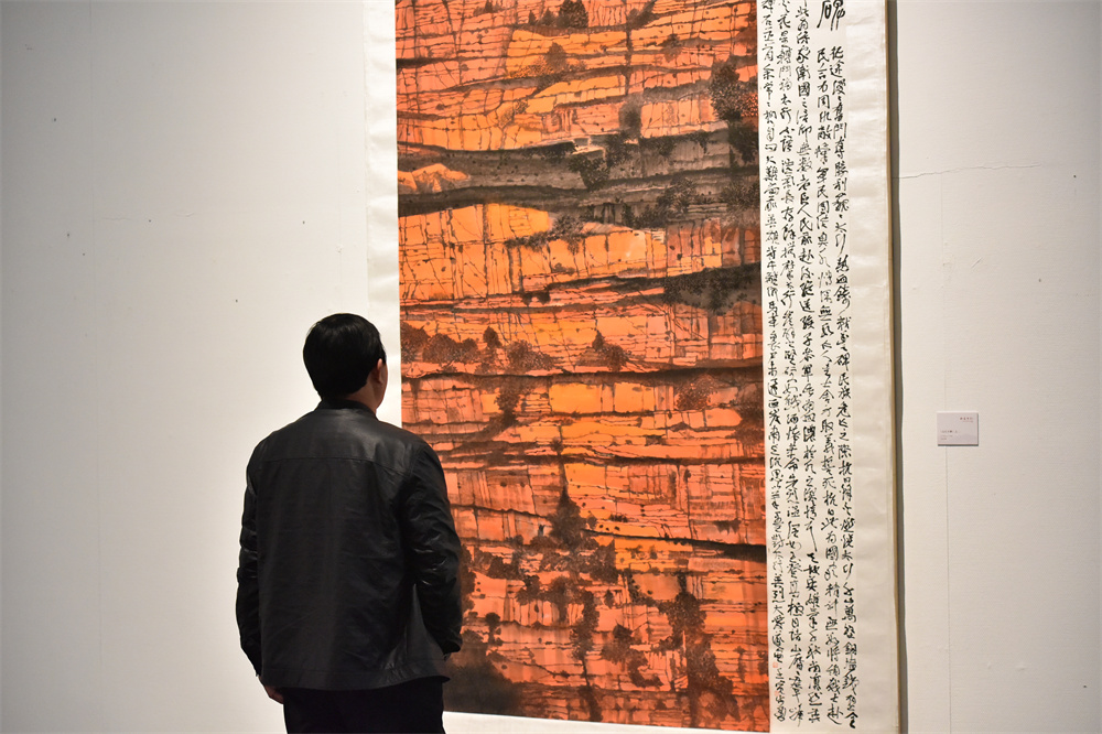 觀眾在畫展欣賞畫作。楊彥忠攝