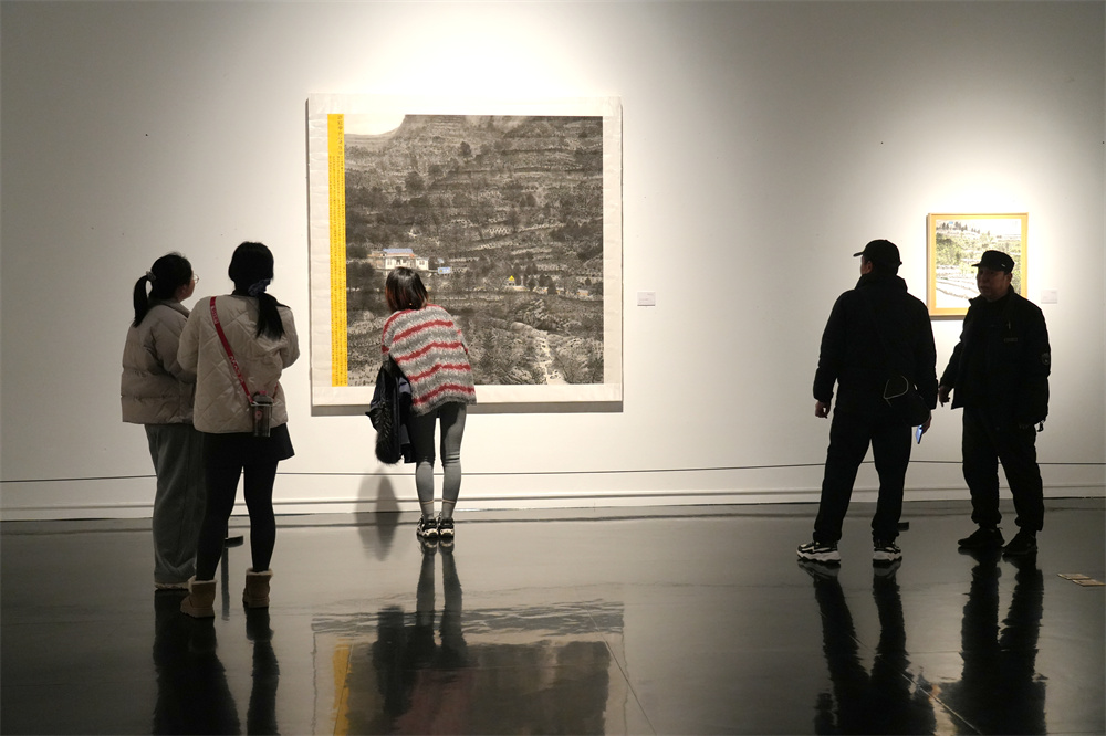 观众在画展欣赏画作。杨彦忠摄
