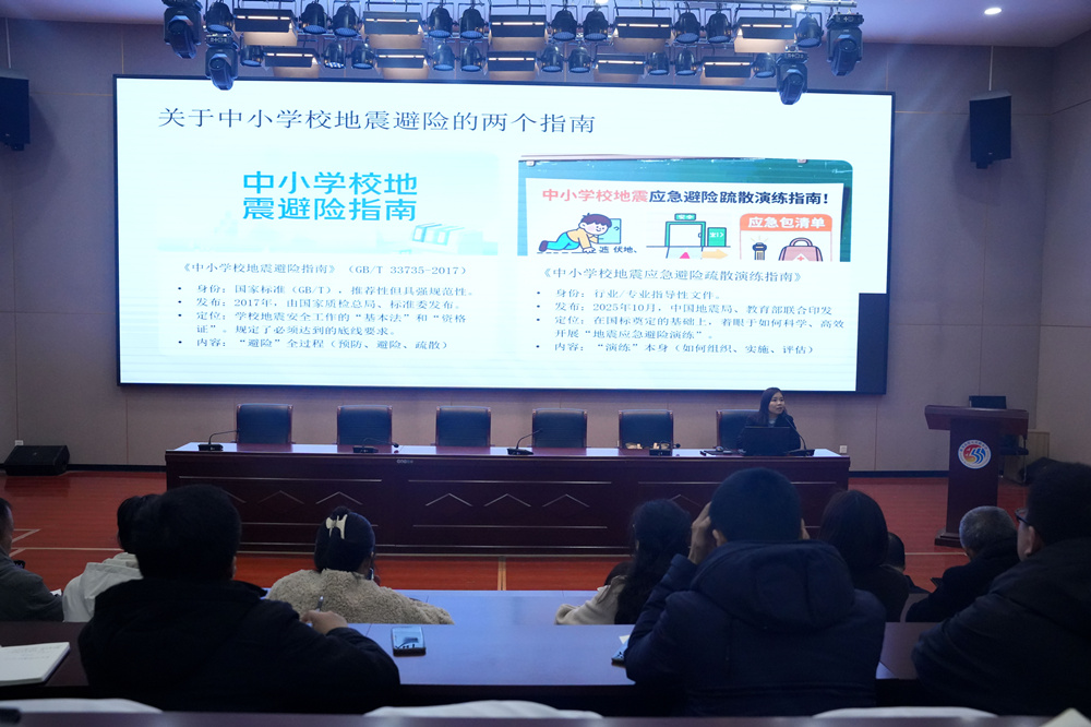 在隆尧县第五实验小学，河北省地震局工作人员进行演练前培训。张冬茹摄