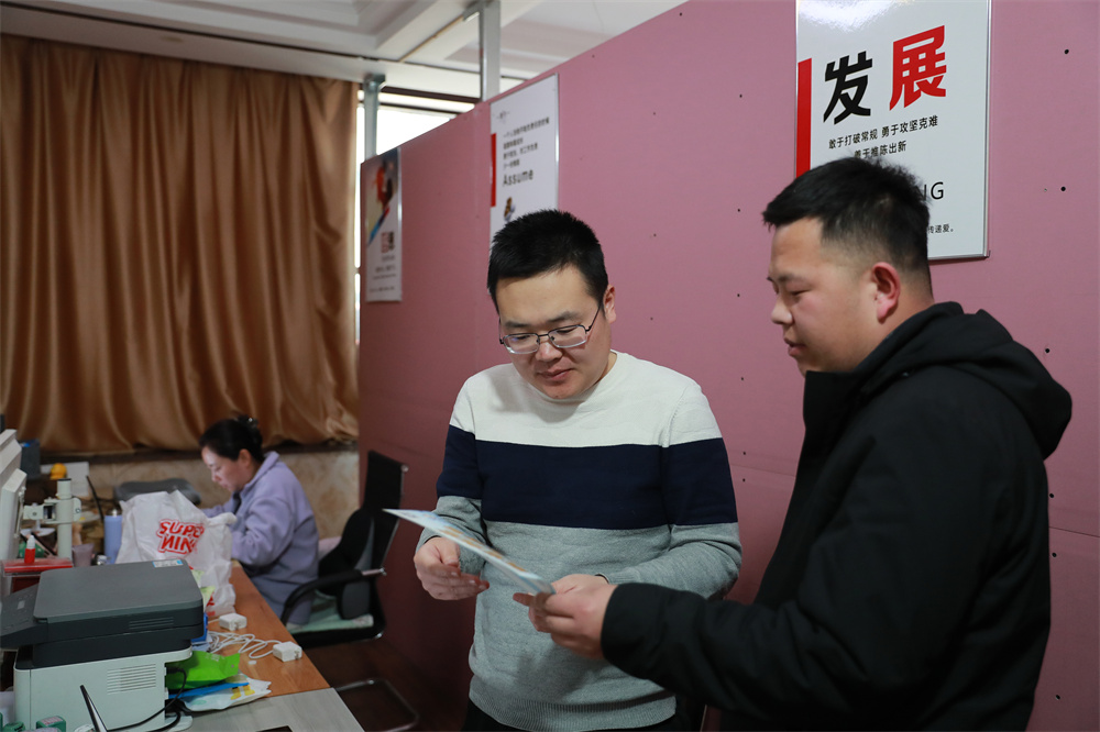 3月11日,工作人员解答商户疑惑。吴潇摄