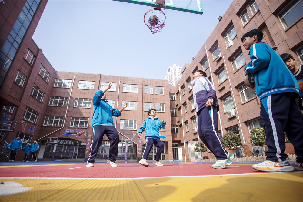 3月12日，河北省邯鄲市復興區實驗小學的學生開展籃球基本功訓練。聶長青攝
