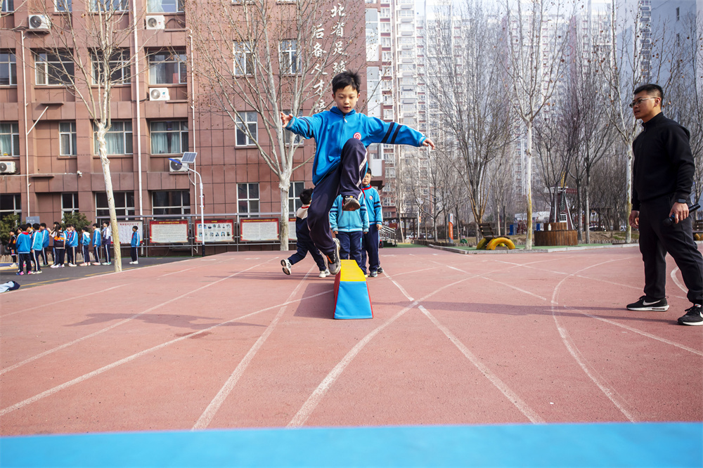 3月12日，河北省邯郸市复兴区实验小学的学生们开展身体素质训练。聂长青摄