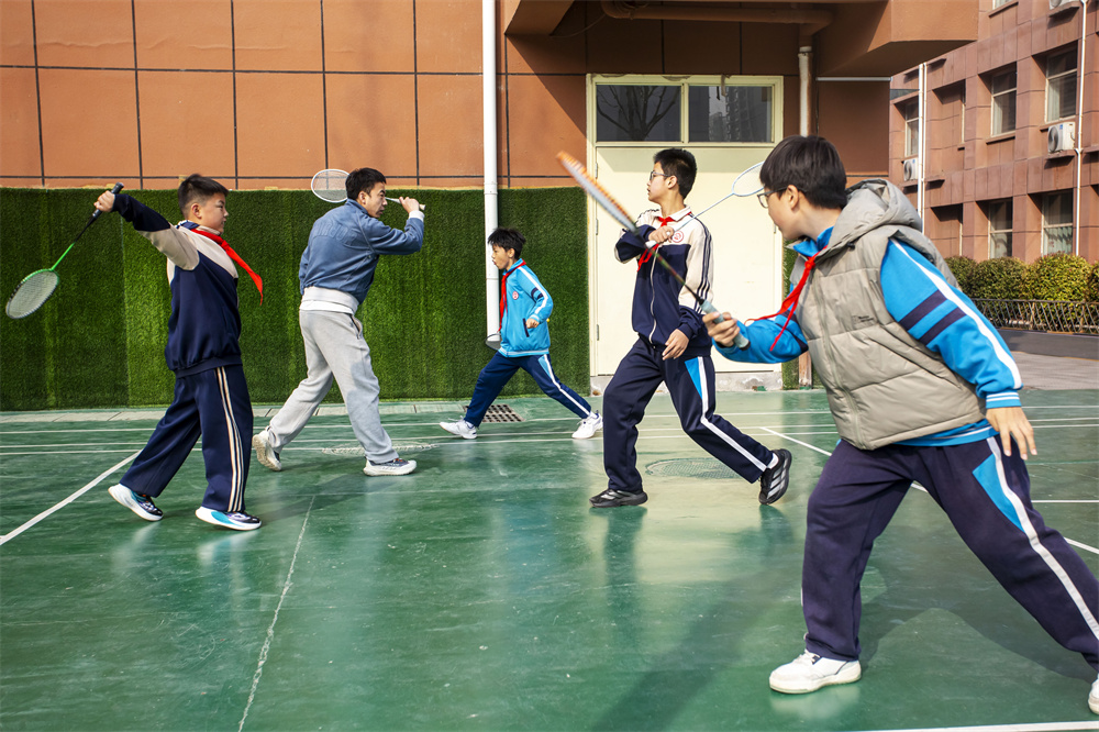 3月12日，河北省邯鄲市復興區實驗小學的學生們練習羽毛球基本功。聶長青攝