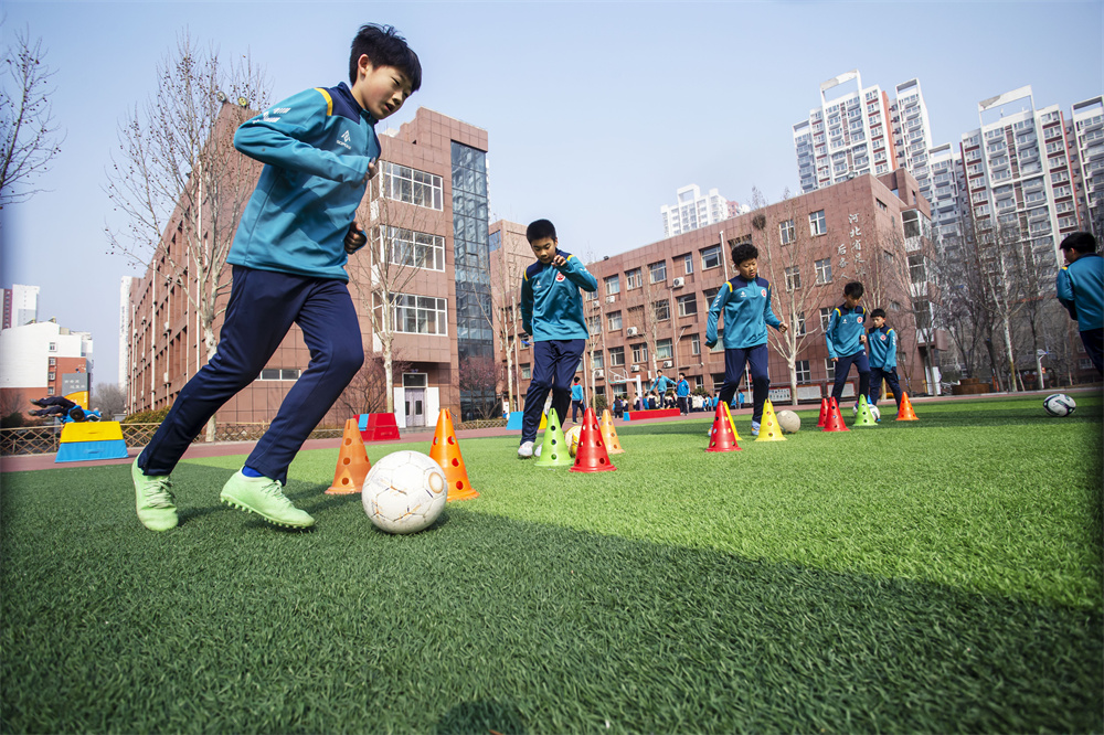 3月12日，河北省邯鄲市復興區實驗小學的學生們練習足球基本功。聶長青攝