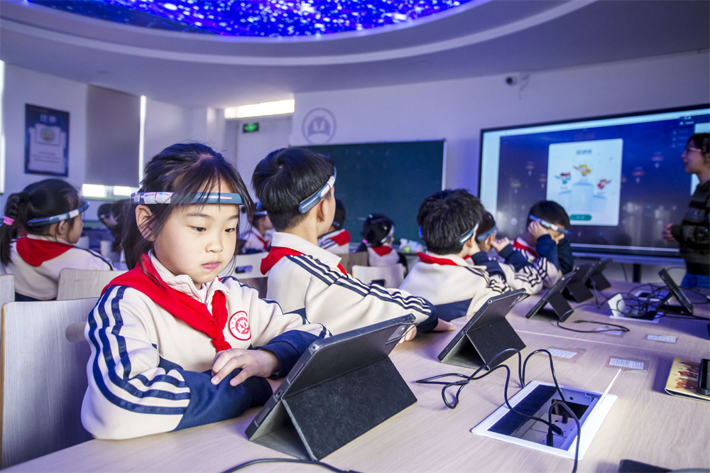 3月12日，河北省邯鄲市復興區實驗小學學生開展強腦科技專注力訓練，在趣味互動中提升注意力與學習效率。聶長青攝