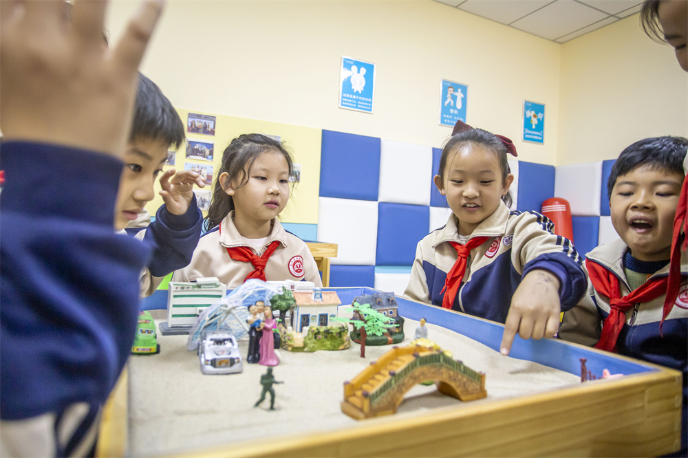 3月12日，河北省邯鄲市復興區實驗小學學生開展沙盤游戲，在沉浸式互動中呵護心理健康，培育積極情緒與社交能力。聶長青攝