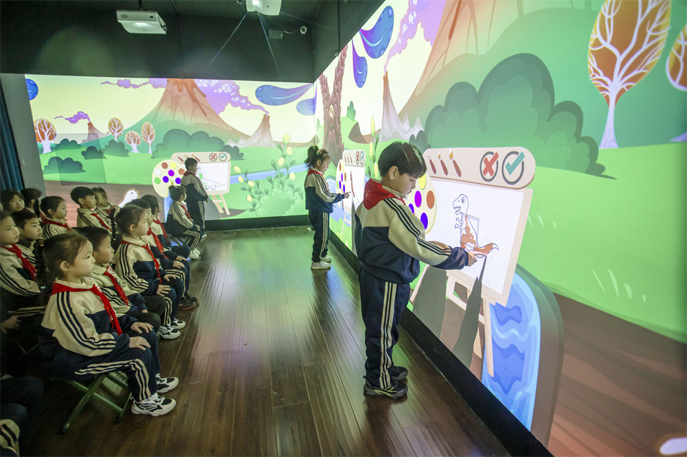 3月12日,河北省邯鄲市復興區實驗小學學生在科技沉浸館畫恐龍,在模擬場景中提高觀察力、思考力和創新思維能力。聶長青攝
