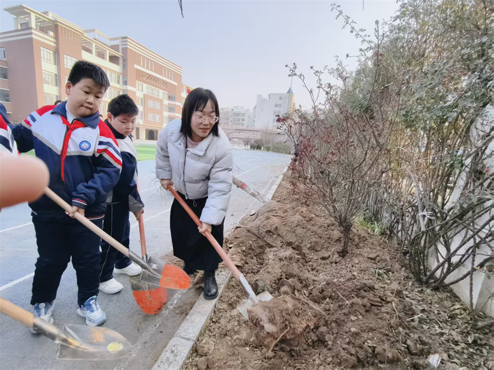 邯山区阳光实验小学师生正在义务植树。吴娟摄