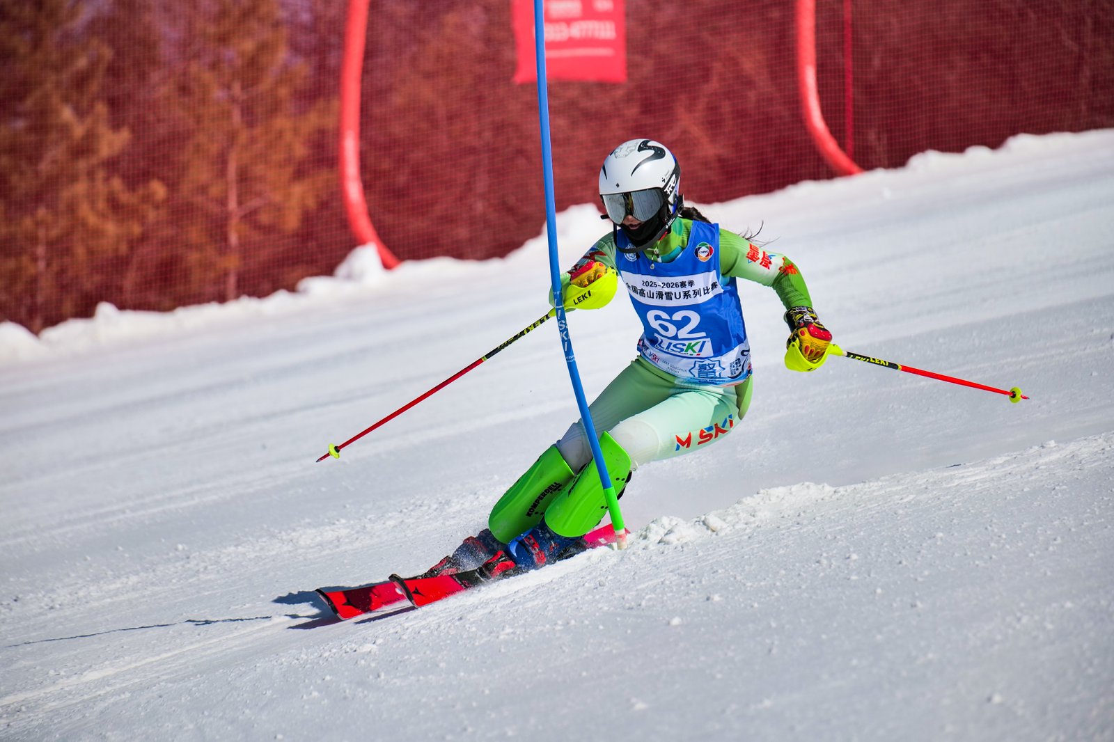 2025—2026赛季全国高山滑雪U系列赛事现场。高伟成摄