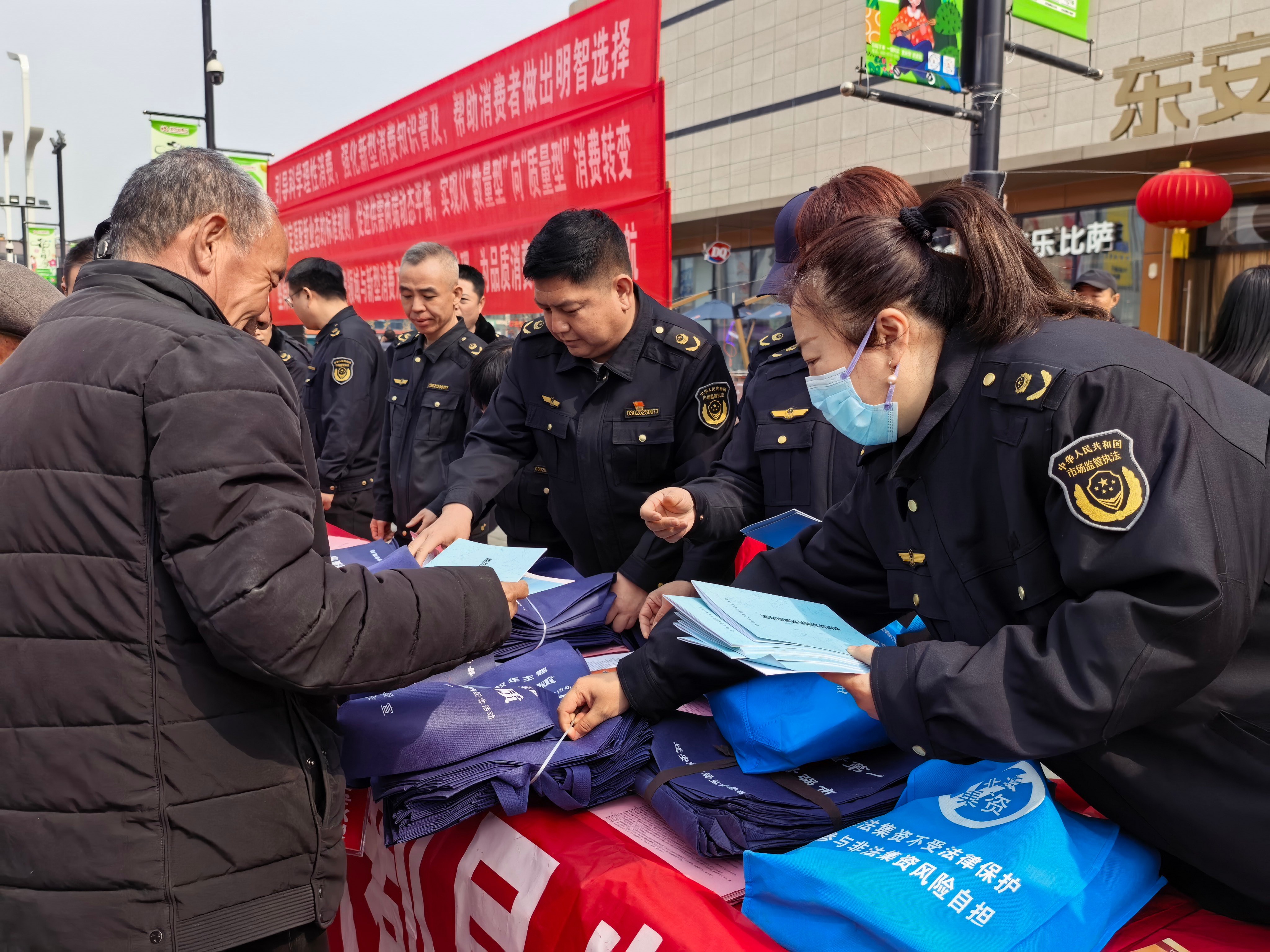 迁安市“3·15国际消费者权益日”宣传活动现场。商立超摄