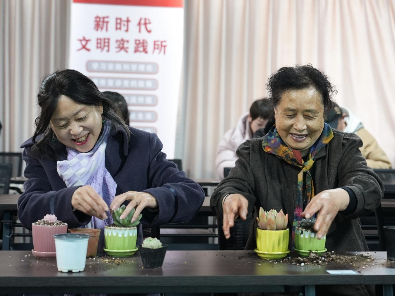 居民一边种植盆栽一边交流经验。刘凤清摄