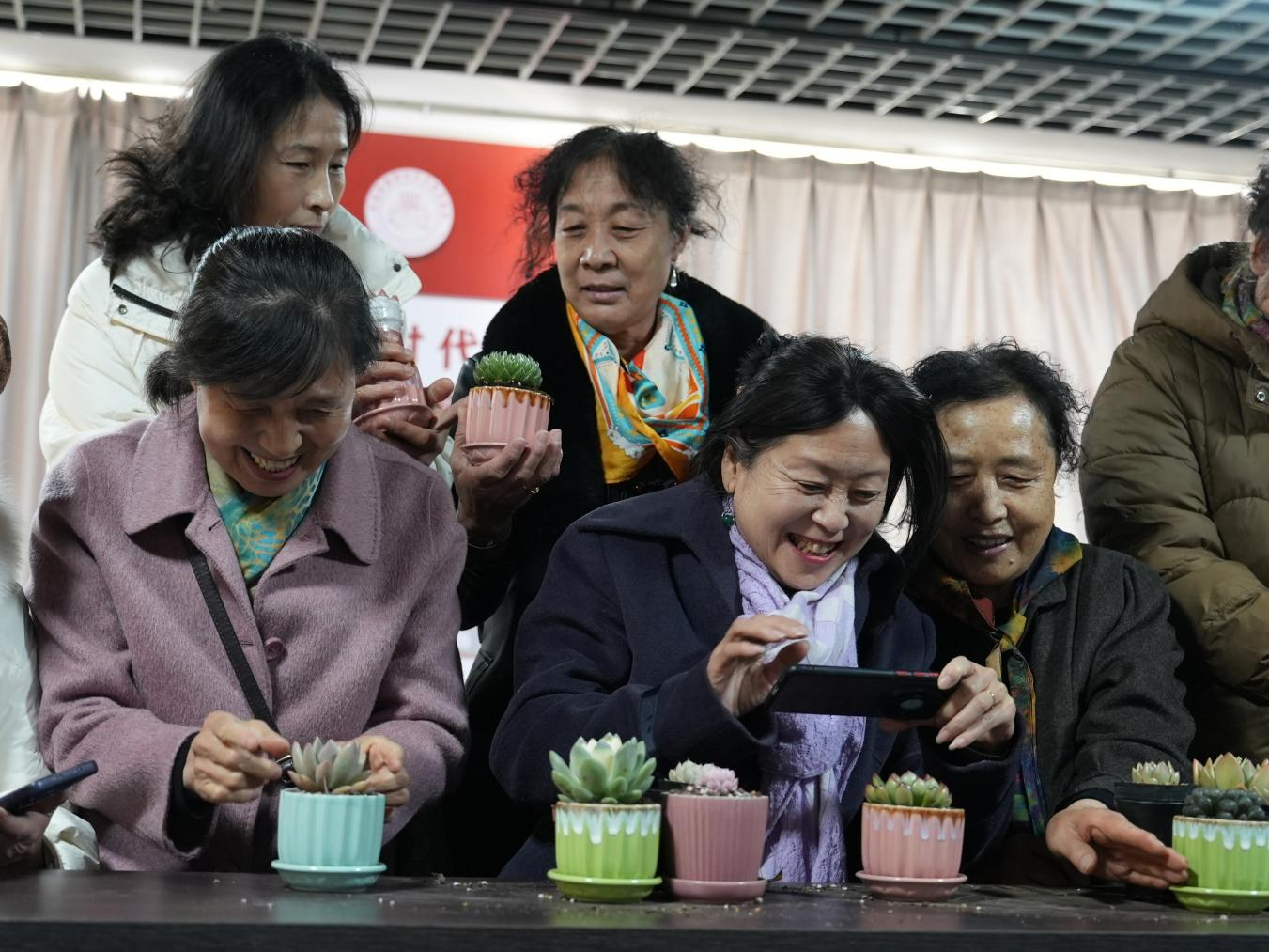 种植结束后，大家分享种植成果，脸上洋溢着喜悦的笑容。刘凤清摄