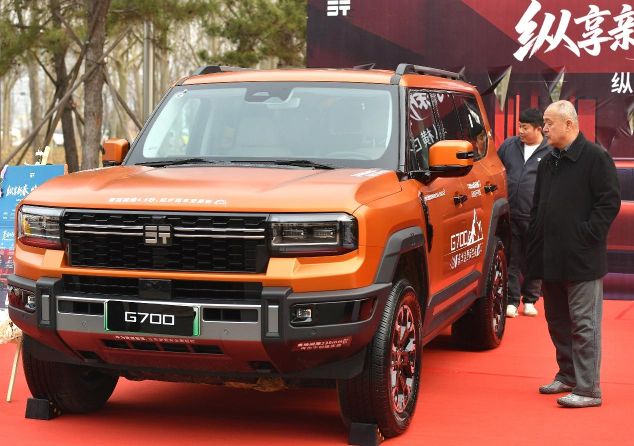 3月13日，市民在家博会车展区了解心仪车型。苑立伟摄