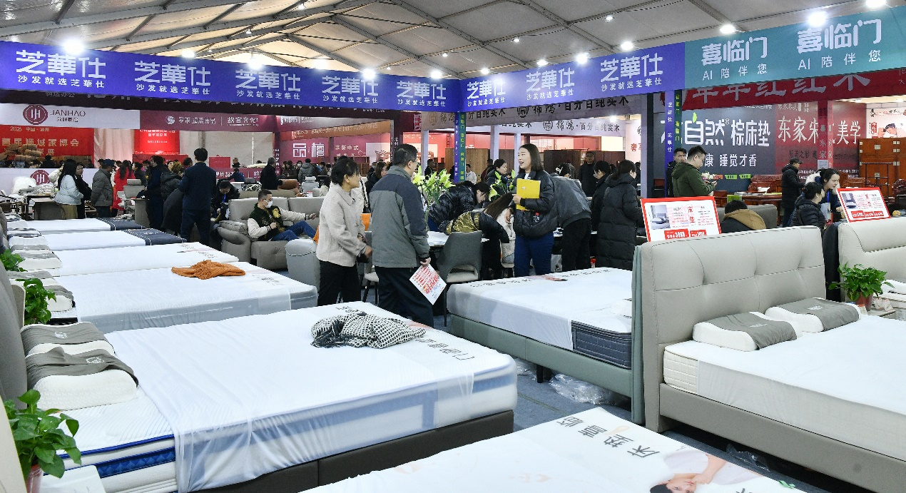 3月13日，市民在家博会上挑选商品。苑立伟摄