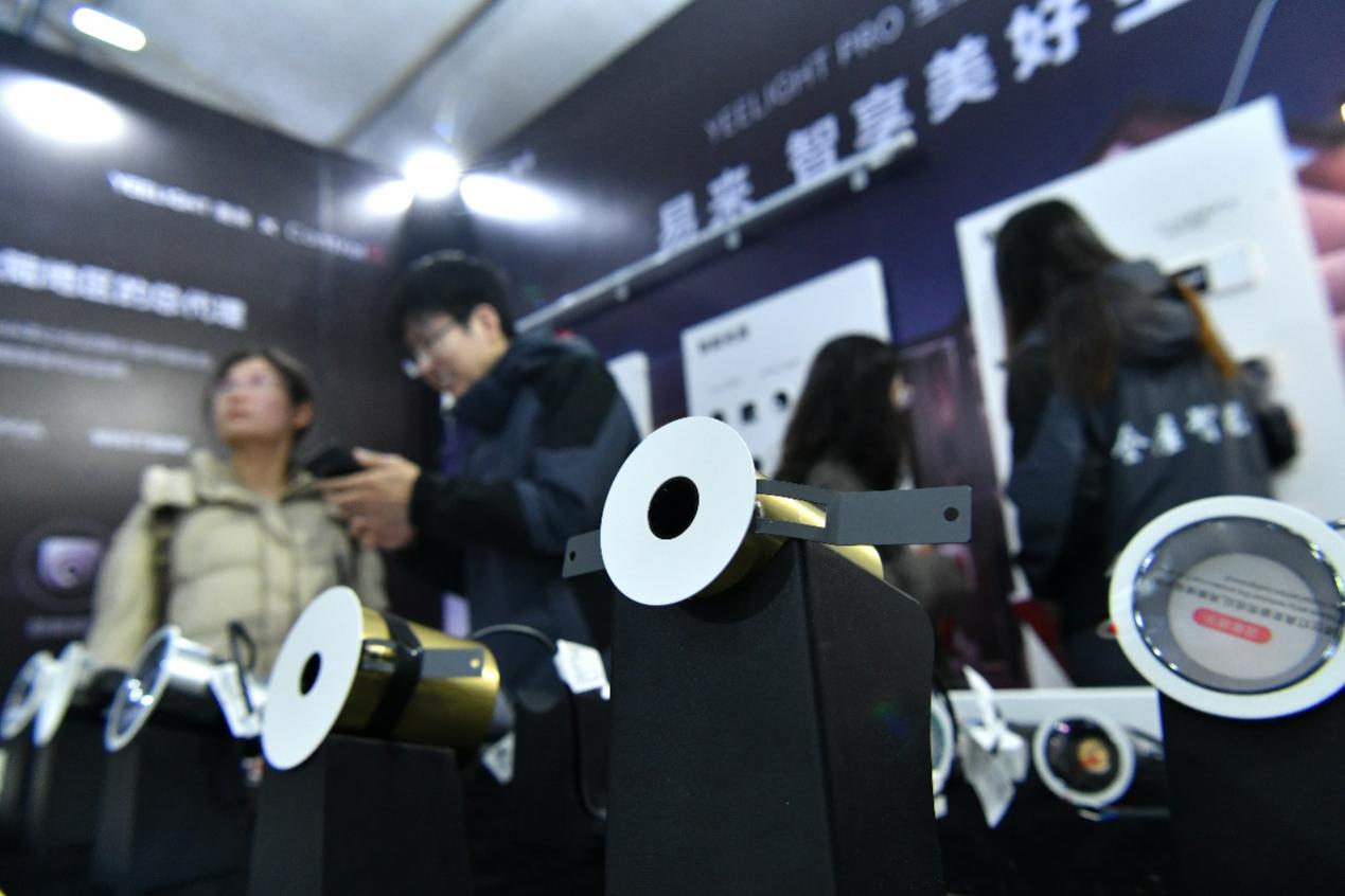 3月13日，市民在家博会上挑选商品。苑立伟摄