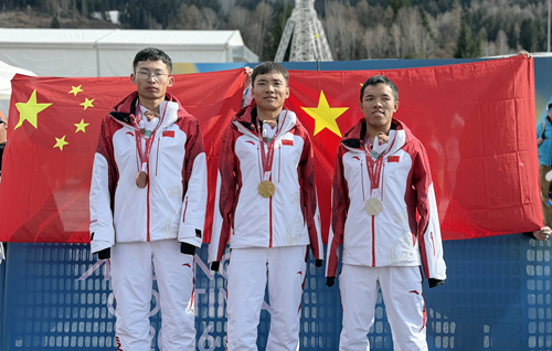 3月15日,刘晓彬(左)、王晨阳(中)、黄灵心在比赛后合影。 河北省残联供图