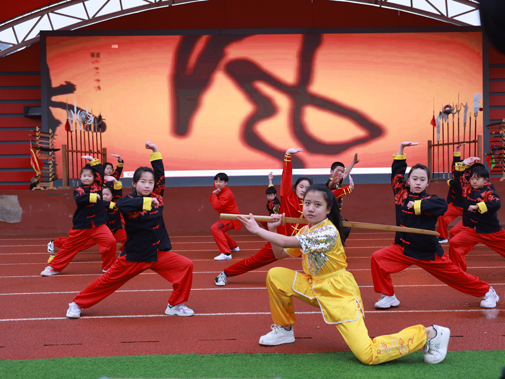 学校武术社团的学生习练武术。张子衡摄