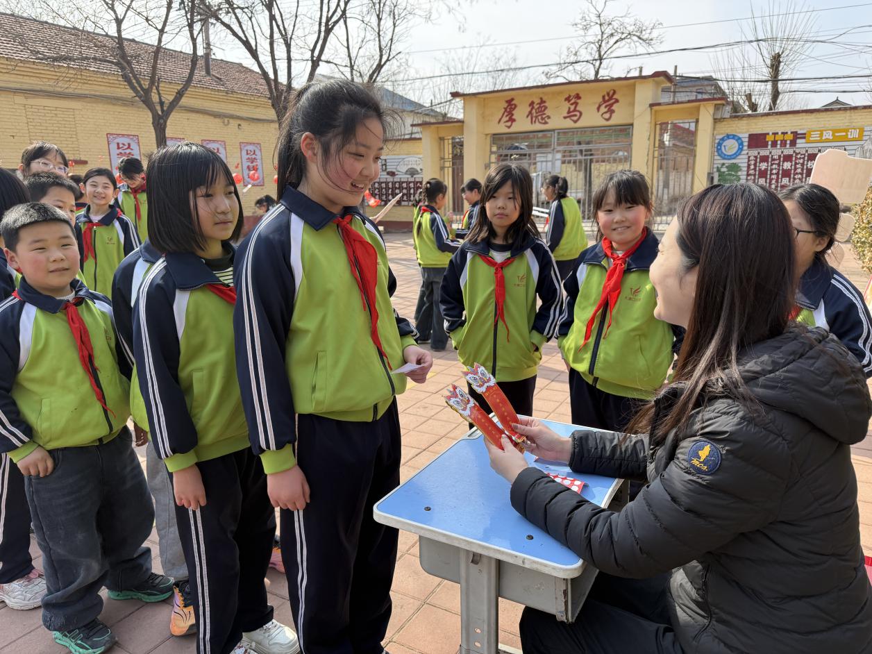 同学们参加诗词对对碰游戏。杨颖摄