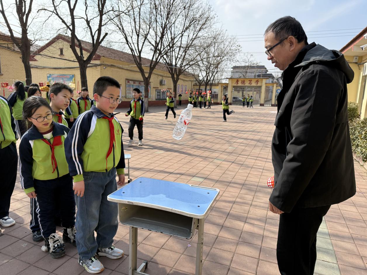 快乐翻转，专注闯关。杨颖摄