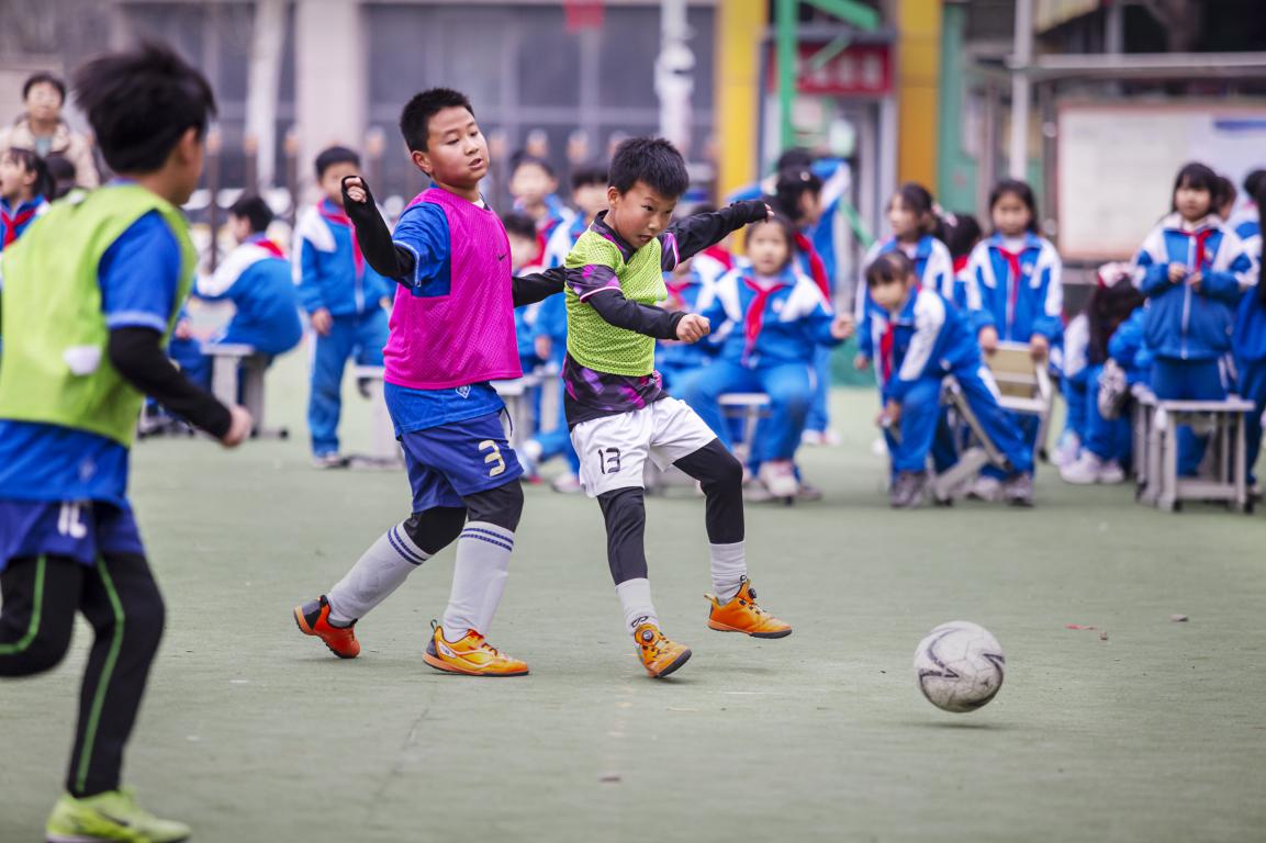 3月13日，河北省邯郸市复兴区时光小学的孩子们利用大课间时间开展“班超”足球联赛。聂长青摄