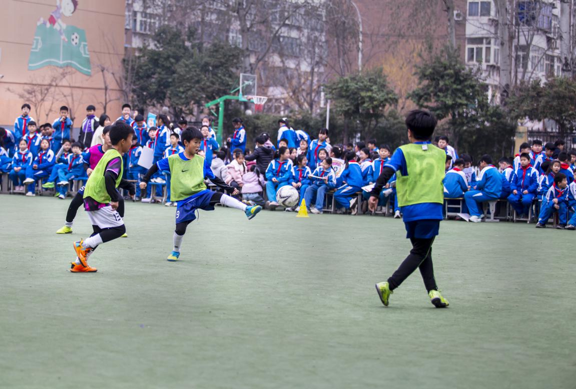 3月13日，河北省邯郸市复兴区时光小学的孩子们利用大课间时间开展“班超”足球联赛。聂长青摄