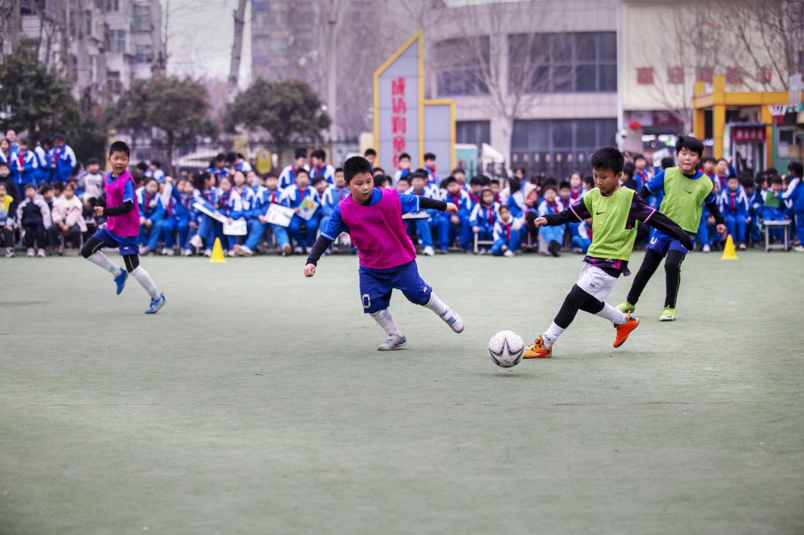 3月13日，河北省邯郸市复兴区时光小学的孩子们利用大课间时间开展“班超”足球联赛。聂长青摄