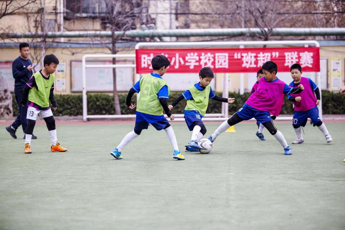 3月13日，河北省邯郸市复兴区时光小学的孩子们利用大课间时间开展“班超”足球联赛。聂长青摄