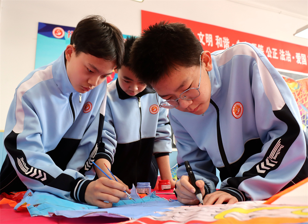 学生在给风筝上色。李谦摄