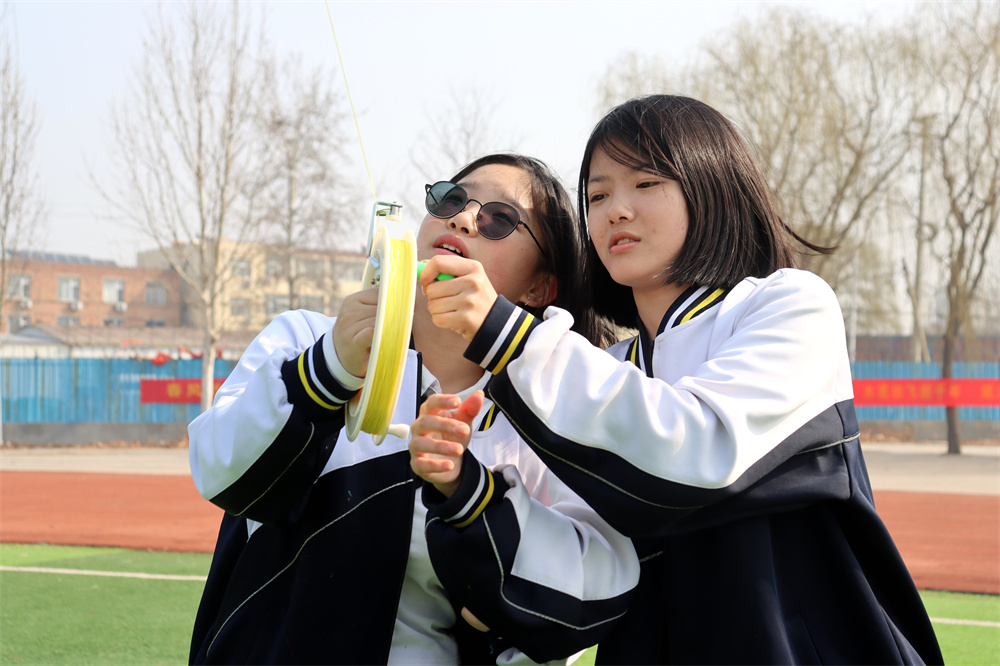 学生在放风筝。李谦摄