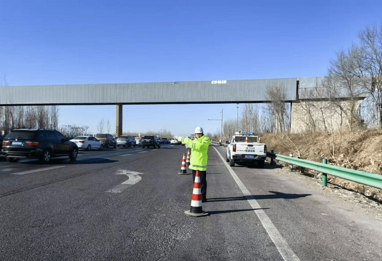 工作人员指挥交通。河北高速集团供图