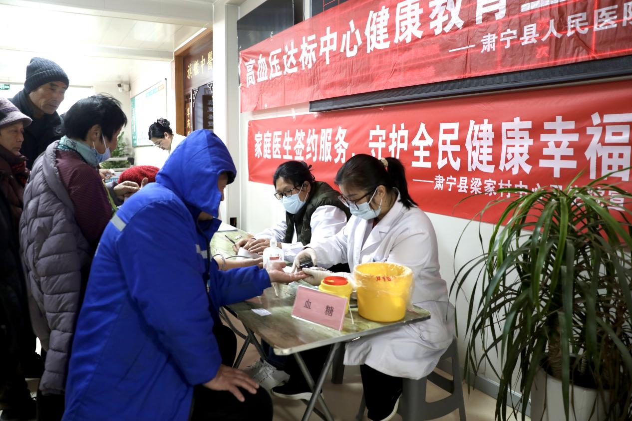 医务工作者为群众进行血压、血糖测量。刘巨雷摄