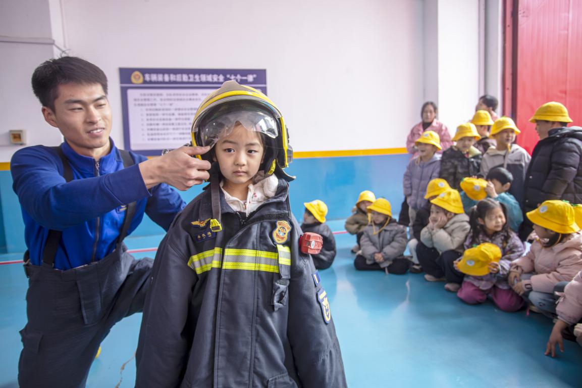 孩子们体验佩戴消防装备。聂长青摄
