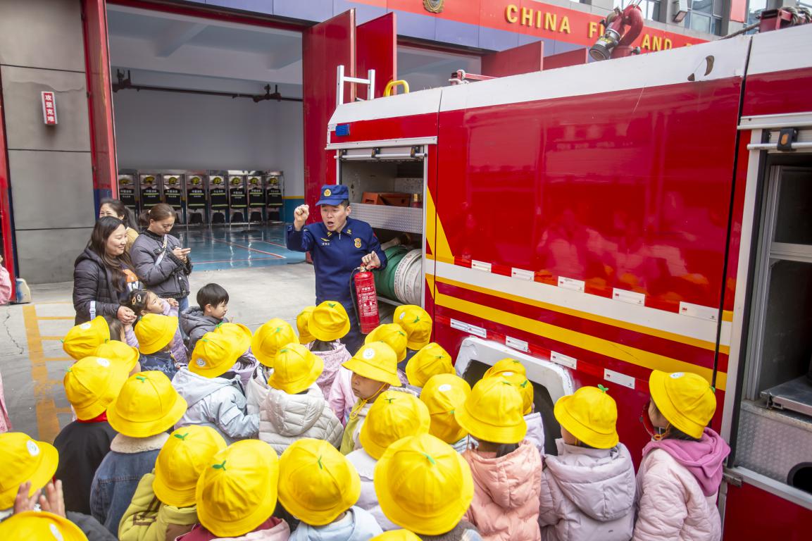 消防员为孩子们讲解灭火知识。聂长青摄