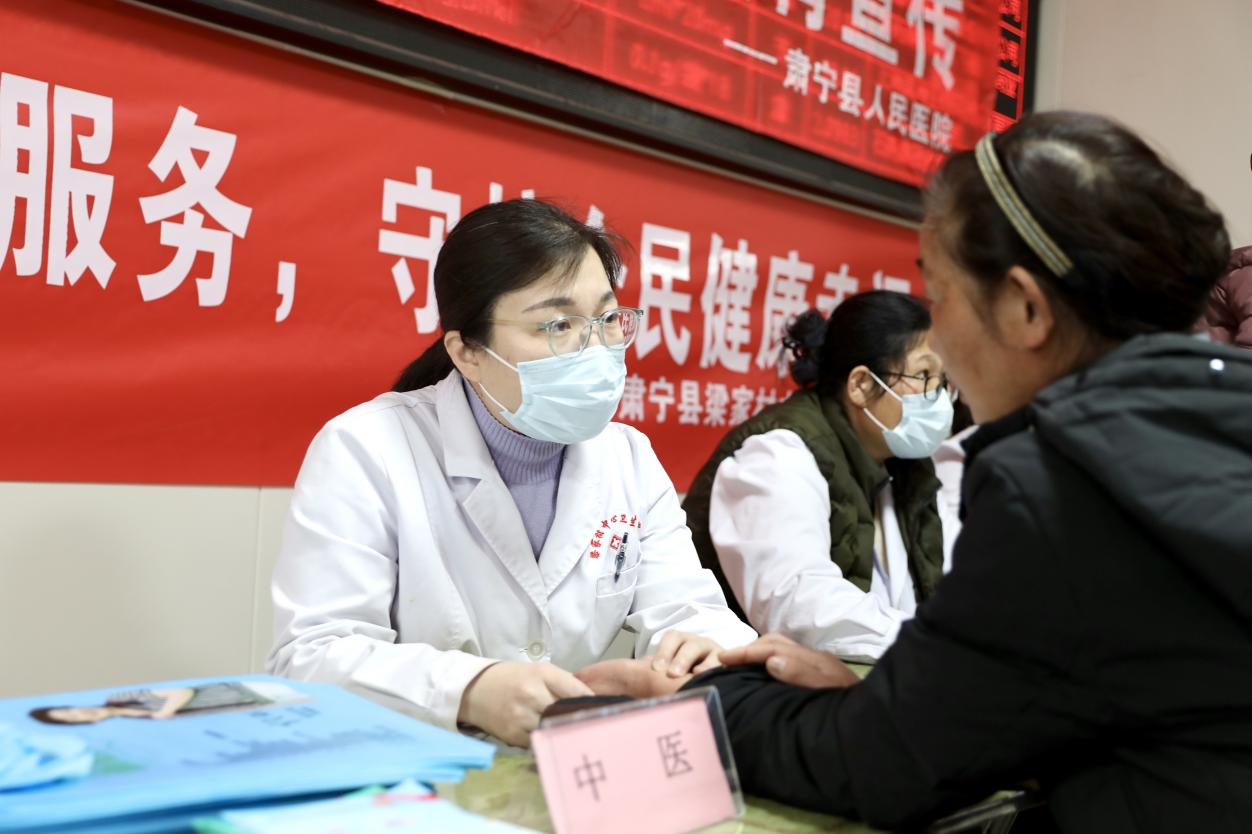 中医为群众把脉问诊。刘巨雷摄