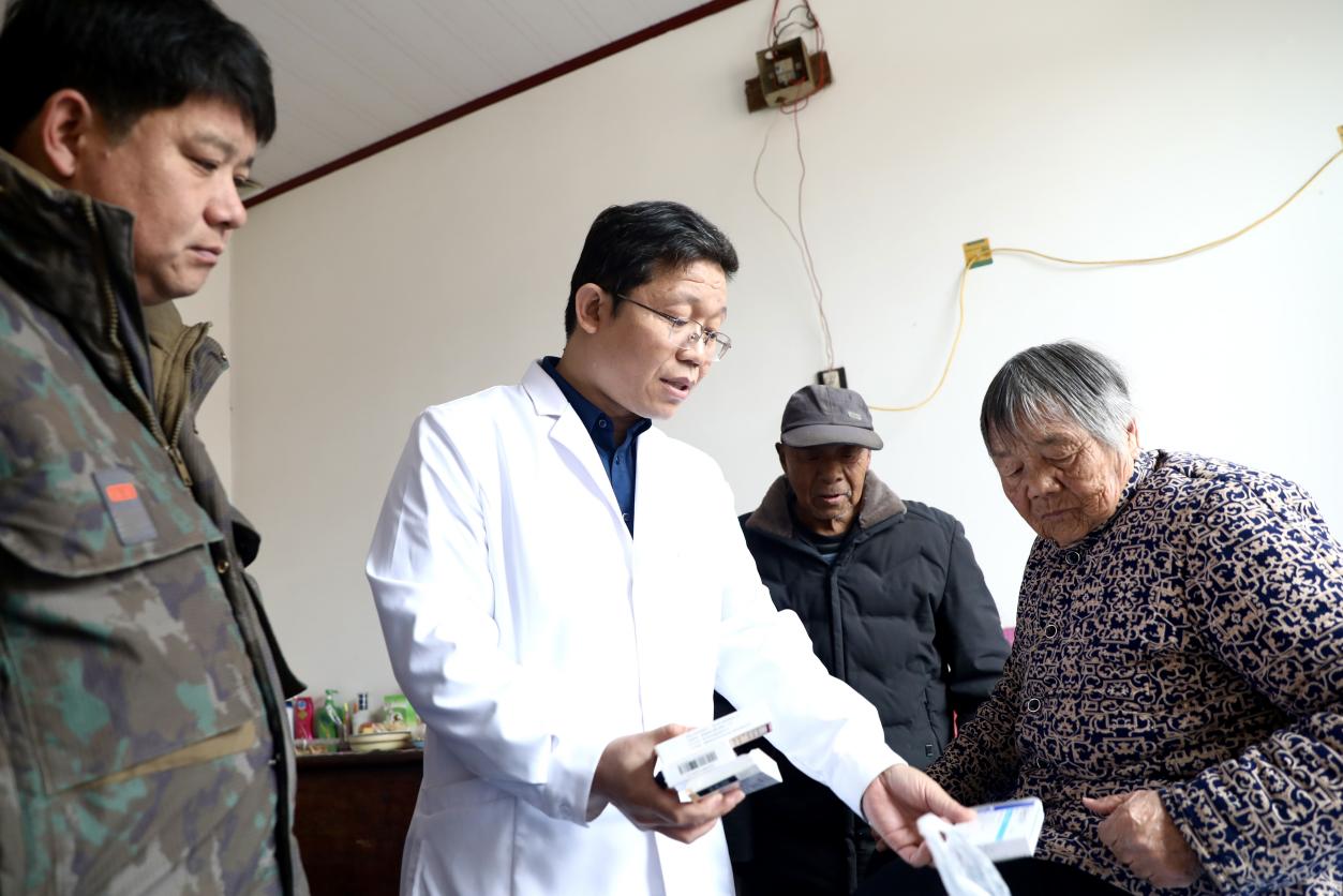 医生上门指导用药。刘巨雷摄