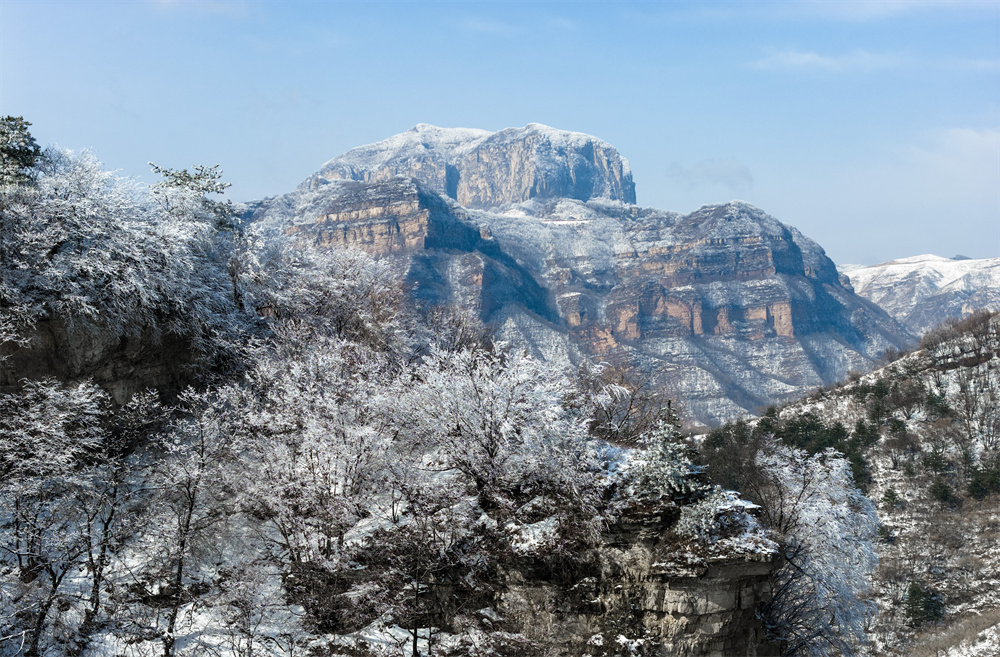 雪后初晴,東太行百裡畫廊的山巒與積雪形成鮮明對比,線條俊朗,層次分明,展現出北方山岳獨特的雄渾與秀美。李樹鋒攝