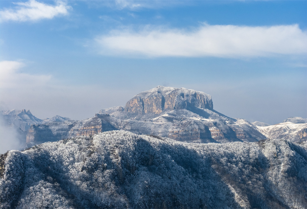 太行山脈被皚皚白雪覆蓋,仿佛大自然用冰雪雕刻的藝術品,蔚為壯觀。李樹鋒攝