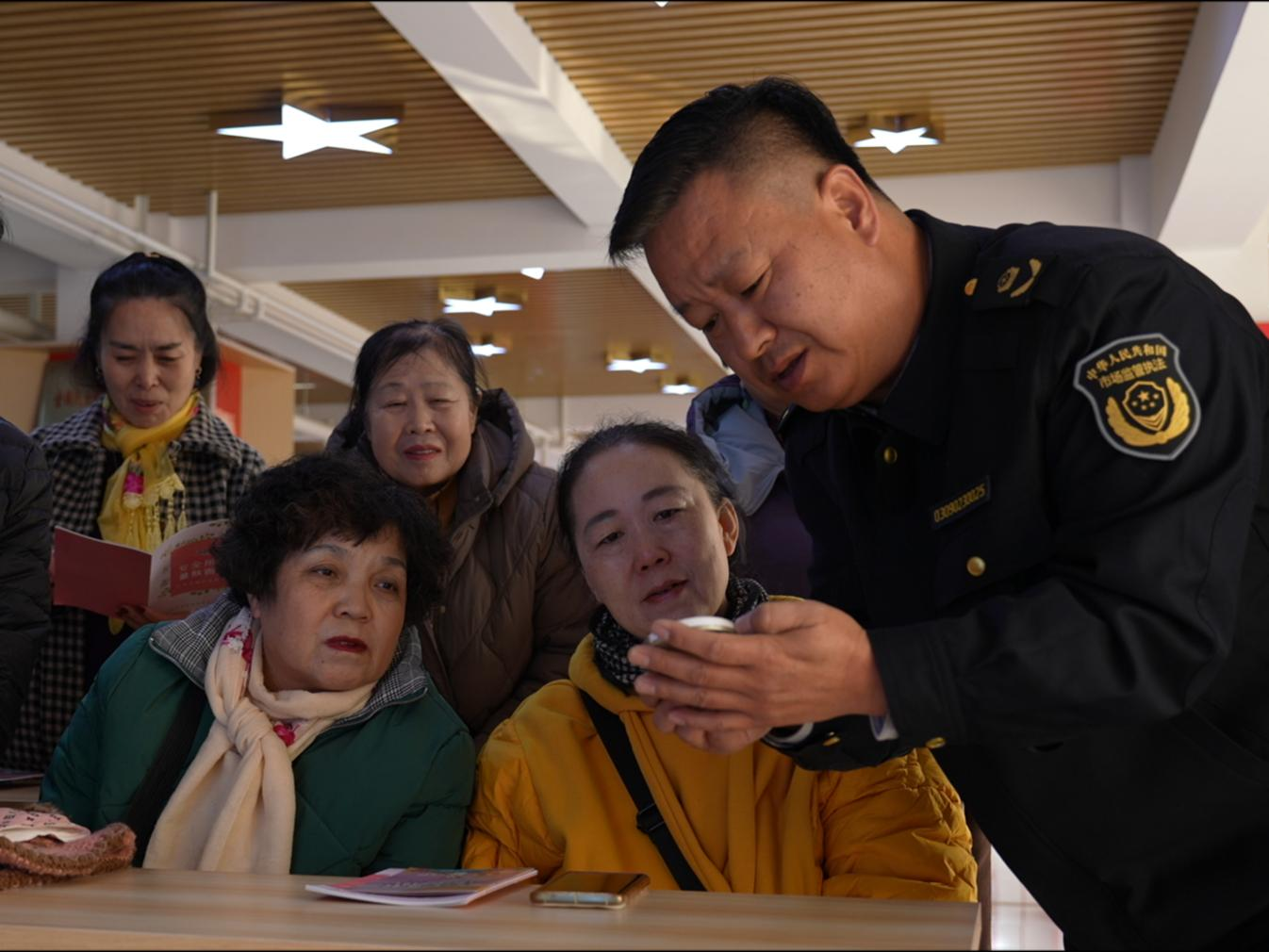 在沧州市新华区熙园社区,新华区市场监督管理局工作人员向群众科普化妆品选购知识。刘一明摄