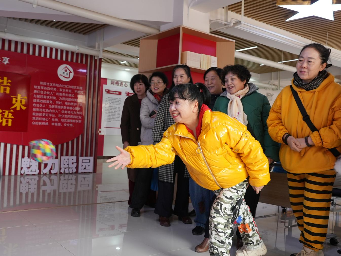 大家在趣味游戏中密切邻里关系。刘一明摄
